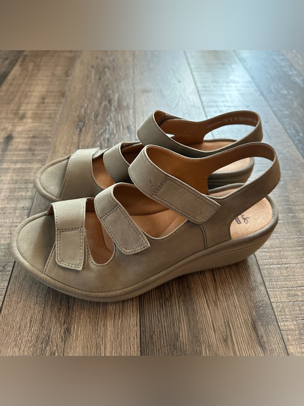 Clarks Sandal Reedly Juno Nubuck Triple Strap Comfort Wedge Tan 8